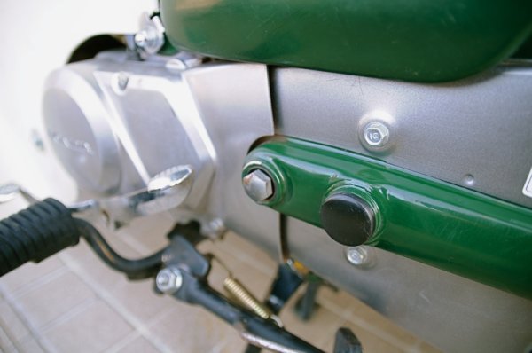 画像2: [純正部品] スイングアームキャップ2個セット (2)